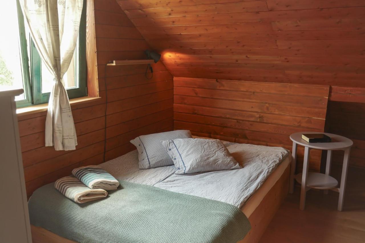 Bed and Breakfast Rose Hip Hill Farm à Valea Tirnei Extérieur photo